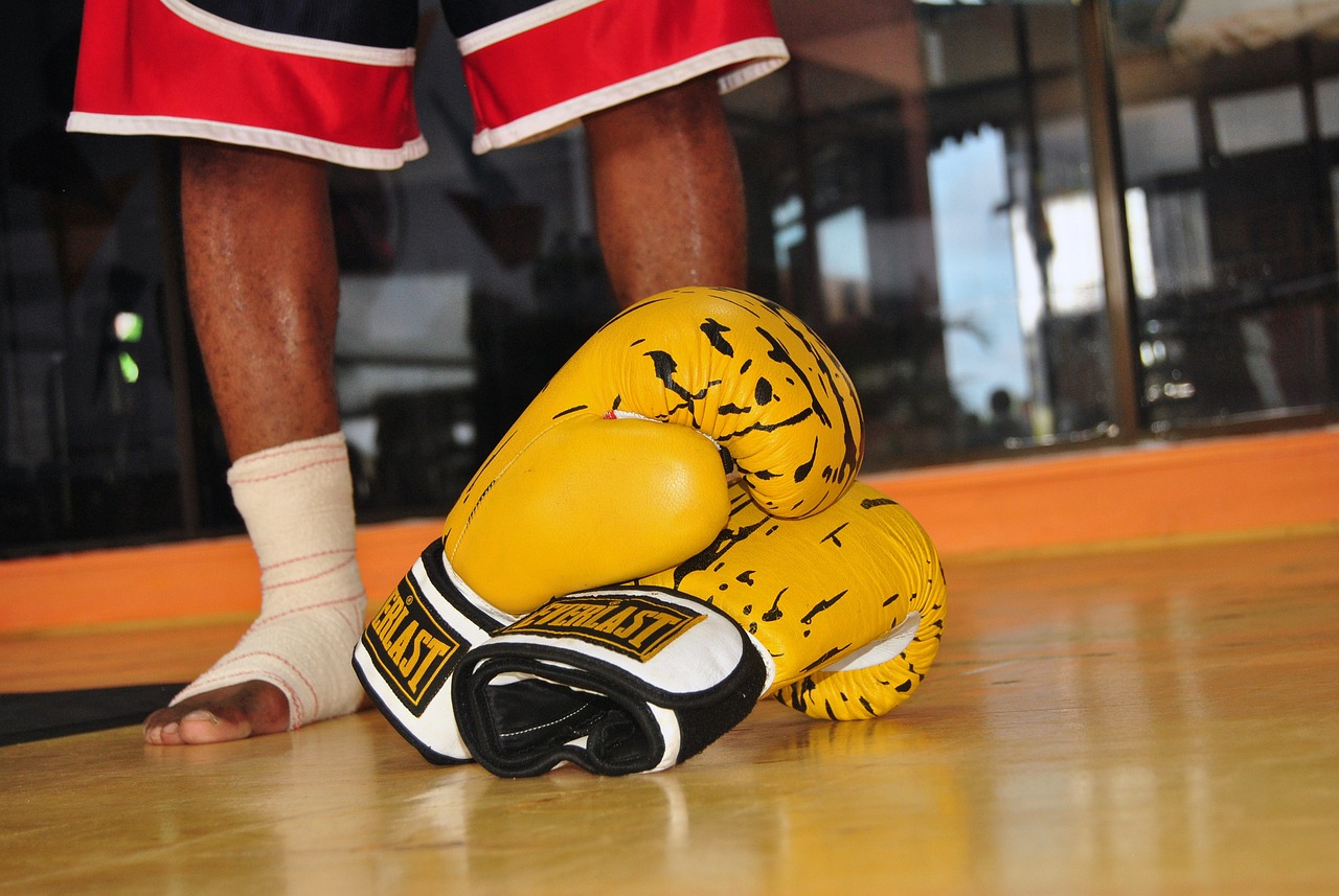 How Many Ounces Should Your Boxing Gloves Be? Fighter Mind