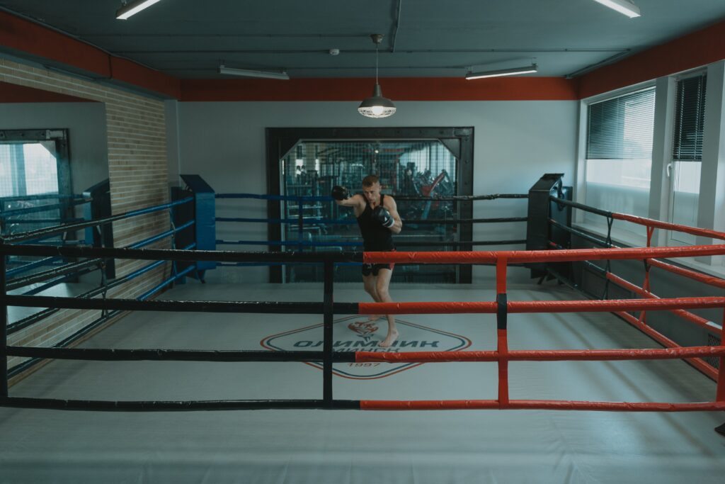 1 Boxer in the ring, doing footwork and shadowboxing